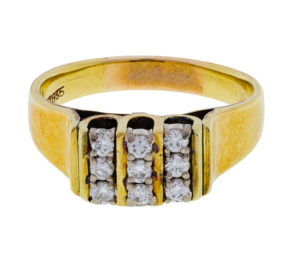 Lot 264: 18k Yellow Gold and Diamond Ring