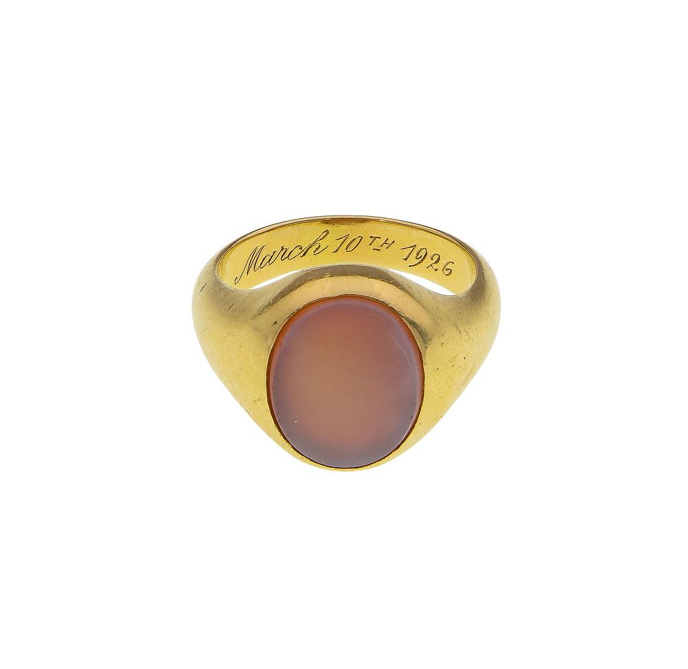 Lot 278: 18k Yellow Gold and Agate Ring