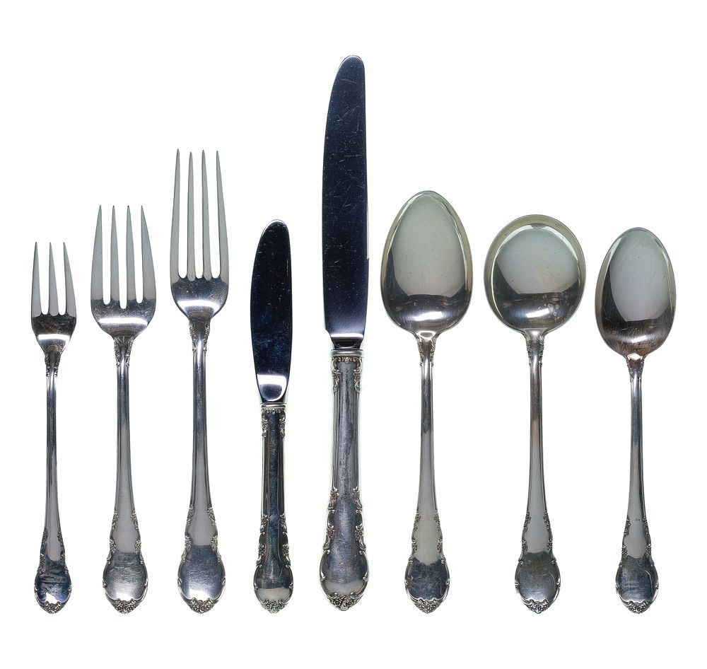 Lot 333: Lunt Modern Victorian Sterling Silver Flatware Service