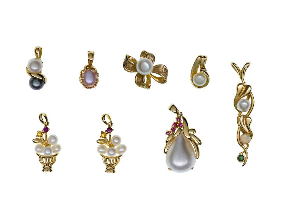 Lot 369: 14k and 10k Yellow Gold and Pearl Pendant Assortment