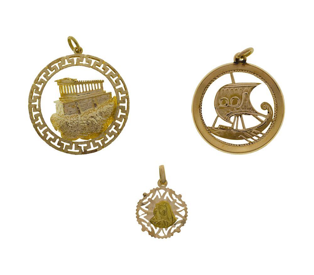Lot 394: 16k Yellow Gold Pendant Assortment