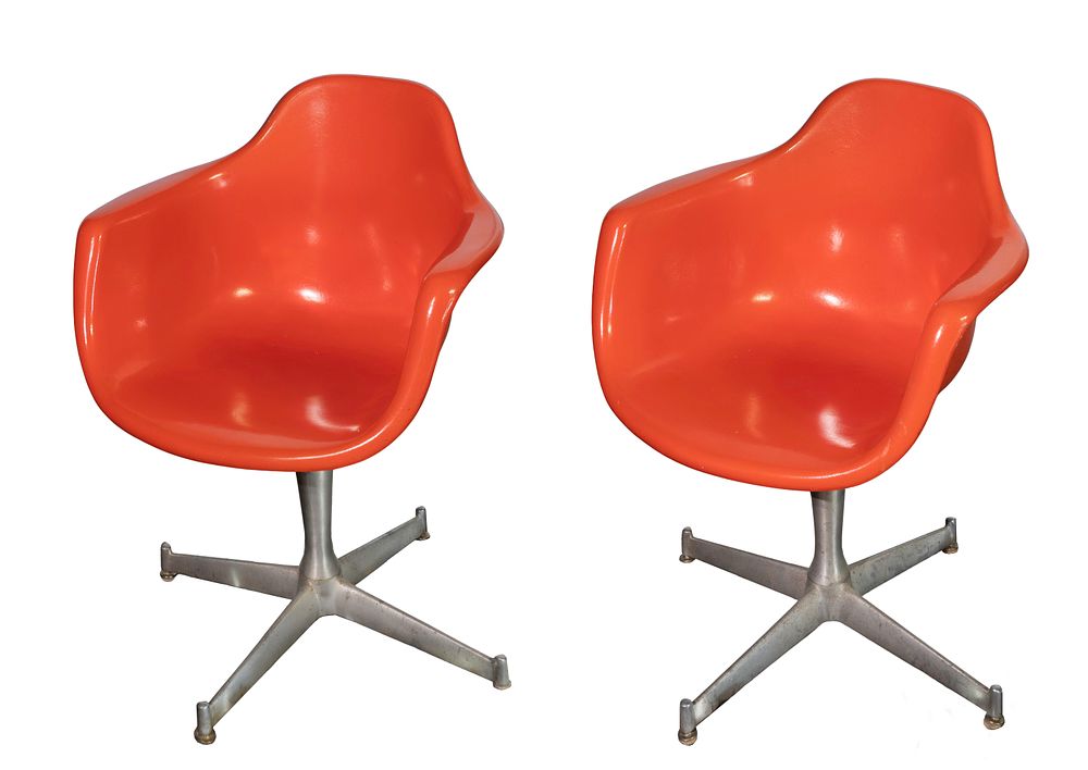 Lot 304: Krueger Fiberglass Shell Chairs