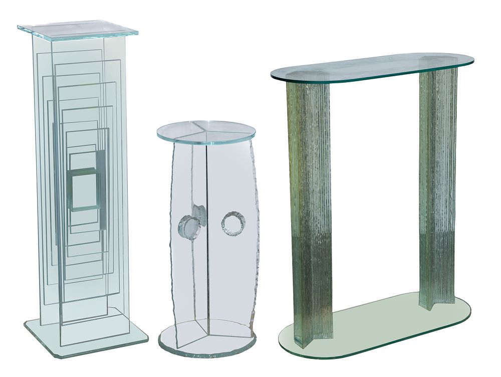 Lot 319: Glass Display Stand Assortment