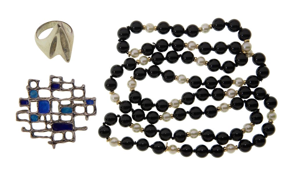 Lot 458: Tiffany & Co. 14k Yellow Gold, Pearl and Onyx Necklace