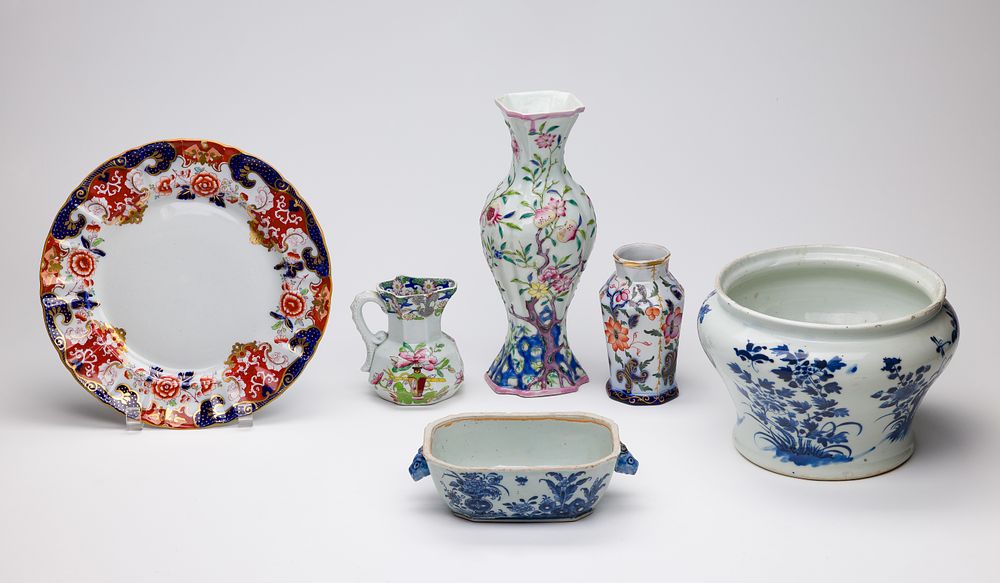 Lot 300: English Chinoiserie Pottery Assortment
