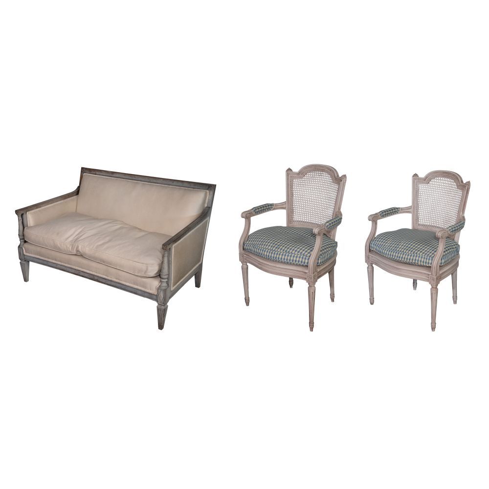 Lot 452: French Provincial Style Furniture Assortment