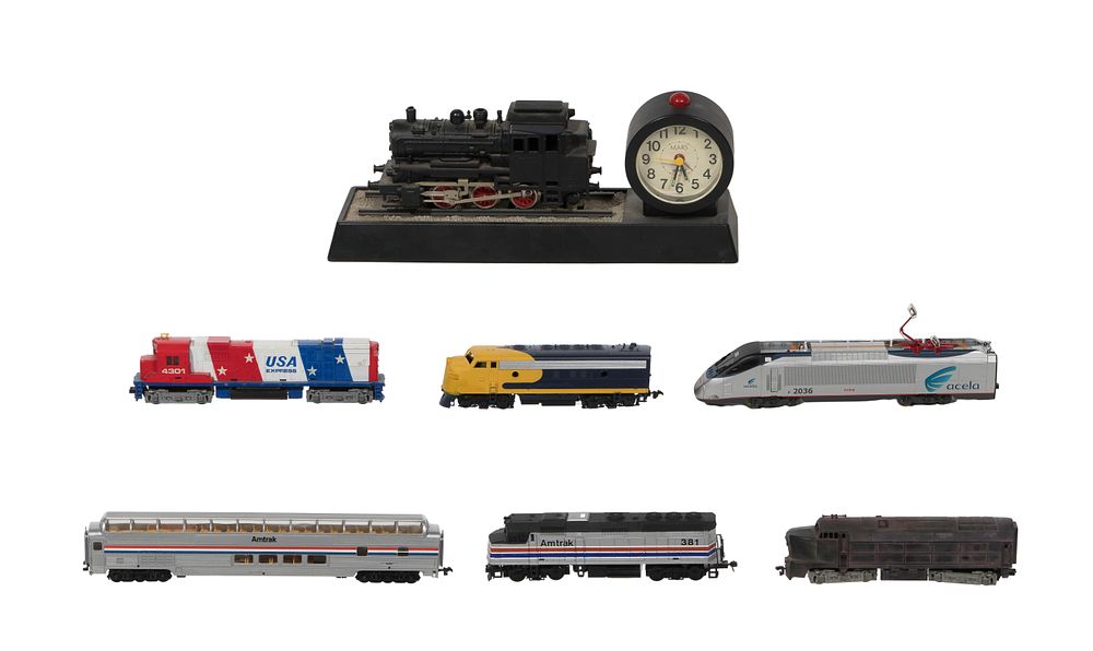 Lot 516: HO Model Train, Accessory and Track Assortment