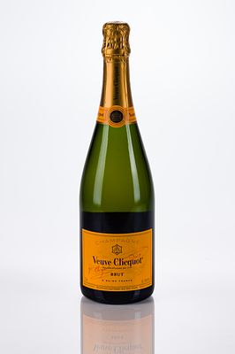 Veuve Clicquot Brut Veuve Clicquot Brut (1x 750 ml) Reims, France, in a signature orange 