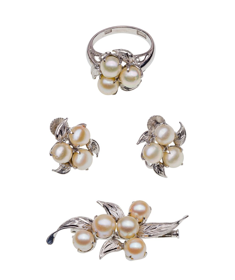 Lot 447: Mixed Metal and Pearl Jewelry Suite