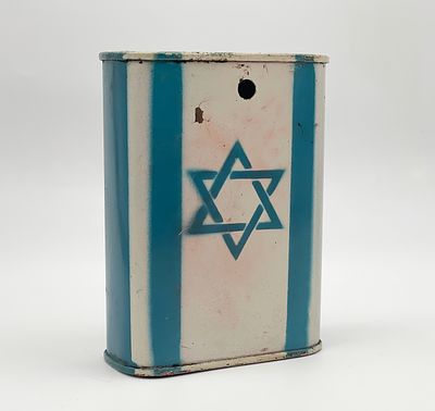 קופת קרן קיימת לישראל לא ידועה. קופה כחולה לתרומות של הקרן הקימת לישראל, עם מפת ארץ ישראל ומגן 