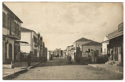 גלויה מוקדמת של תל אביב בהוצאת ה. קרוגליאקוב - רחוב הרצל ג׳. גלויה עם תמונת רחוב הרצל מראשית 