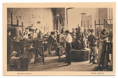 גלויה מוקדמת של מחלקת הכיור - בן דוב, בצלאל, ירושלים. גלויה עם תמונת מחלקת הכיור של בית הספר 