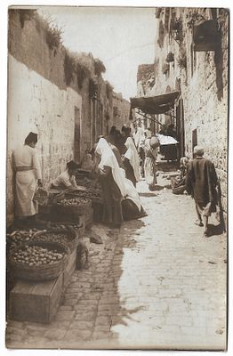 אוסף 19 גלויות מצולמות - תיאור חיי היום יום - ירושלים, פלשתינה. תשע עשרה גלויות עם תצלומים של 