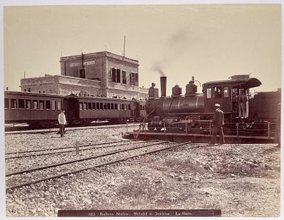 תצלום של תחנת הרכבת בירושלים - אמריקן קולוני - המאה ה-19. צילום של תחנת הרכבת, ירושלים. בהוצאת 