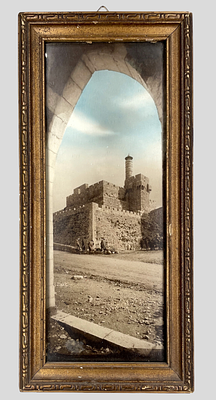 תצלום ממוסגר צבוע ביד - מגדל דוד - אמריקן קולוני, ירושלים. תצלום עם נוף מגדל דוד, תוצרת אמריקן 