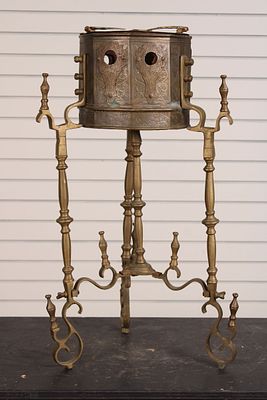 Antique Arts and Crafts Style Brass Kettle Brazier. Size: 27.5" H x 415" W x 15" D Condition: 