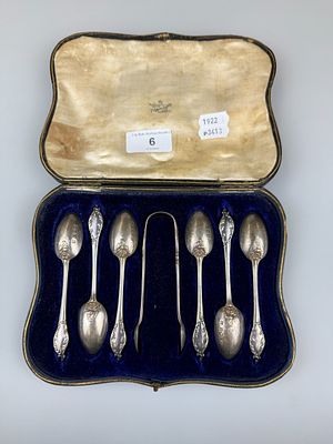 Hallmarked Silver Cased 6 Spoon &amp; Sugar Tong Set - Approx 122g