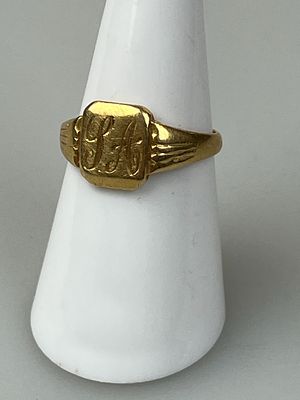 18ct Gold Signet Ring Size N - Approx 3.8g