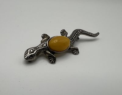 Silver Egg Yolk Amber Set Lizard Brooch