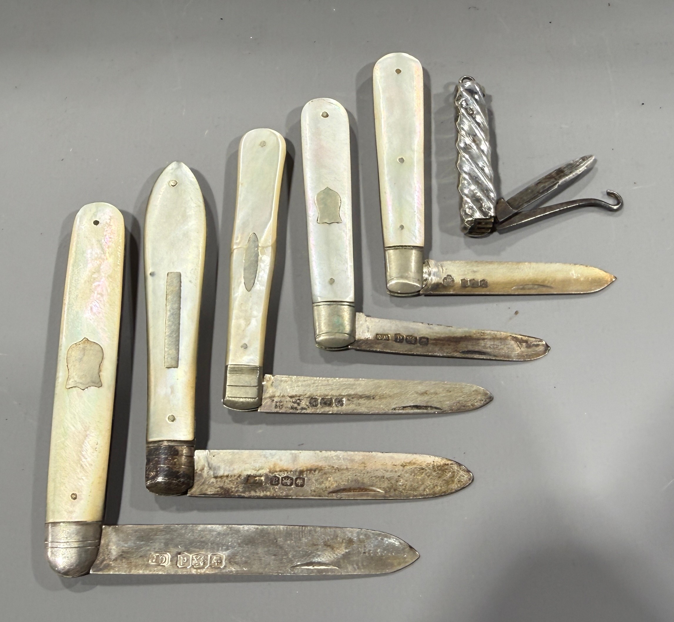 5 Hallmarked Silver Bladed Fruit Knives with Mother of Pearl Handles fruit