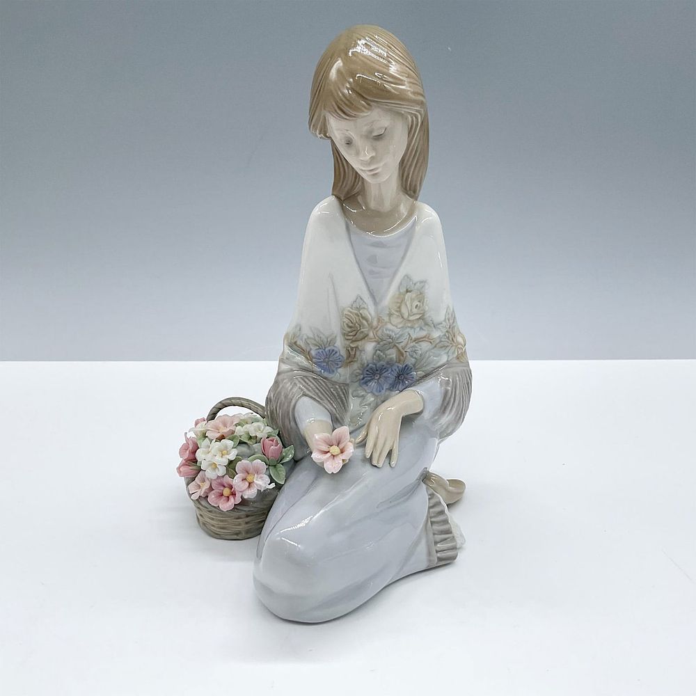 Flower Song 1007607 - Lladro Porcelain Figurine. Glossy porcelain, depicting a woman with a 