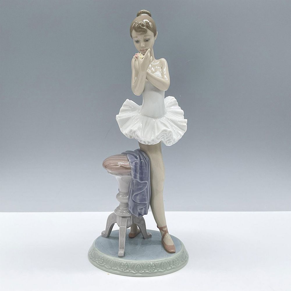 Perfect Performance 1007641 - Lladro Porcelain Figurine. A glossy figure of a ballet dance in 