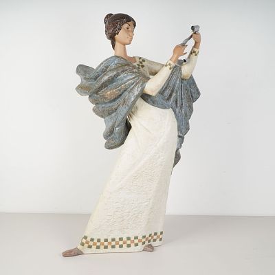 Lladro Porcelain Gres Finish Figurine, Lectora by Alfredo Ruiz, 01012015. Commanding in presence