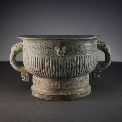 Chinese Archaic Zhou Dynasty Bronze Food Vessel. This exceptional ancient Chinese bronze ritual