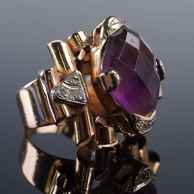 18K Gold Retro Ring with Faceted Amethyst and Diamond Accents. This striking Retro-era ring is
