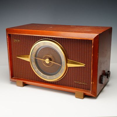 Mid-Century RCA Victor AM/FM Wood Cabinet Radio. RCA Victor AM/FM tabletop radio housed in a
