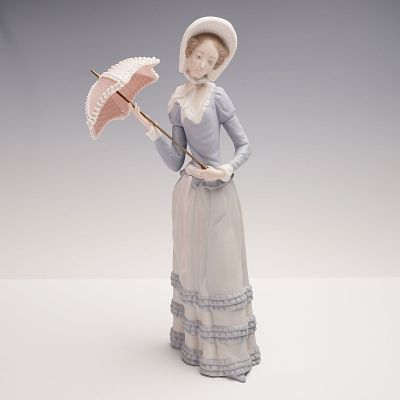Lladro Porcelain Figurine, Aranjuez Little Lady 1014879. A refined vision of grace, this Lladro 