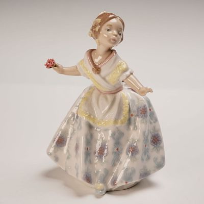 Lladro Porcelain Figurine, Carmencita 1005373. This captivating porcelain piece portrays 