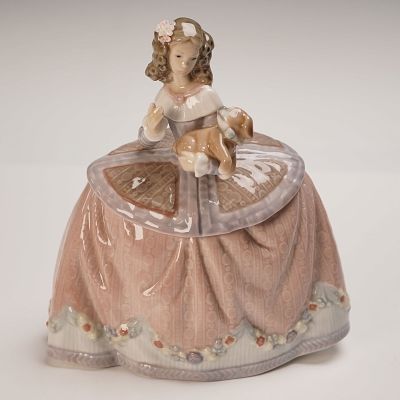 Lladro Porcelain Figurine, Pilar 1005410. This finely crafted Lladro porcelain figurine by 