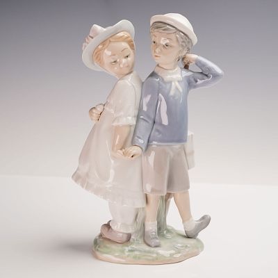 Lladro Porcelain Figurine, Puppy Love 01001127. Lladro porcelain figurine 01001127, titled Puppy 