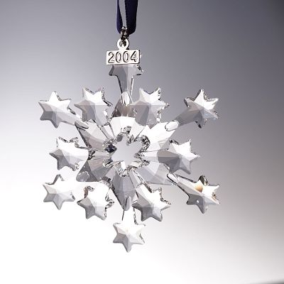 Swarovski Crystal 2004 Christmas Ornament 631562. This Swarovski crystal ornament features a 