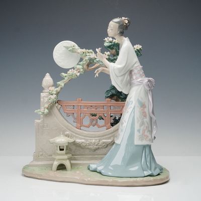 Lladro Porcelain Figurine, Oriental Moon 1008020. Porcelain figurine depicting an elegant woman 