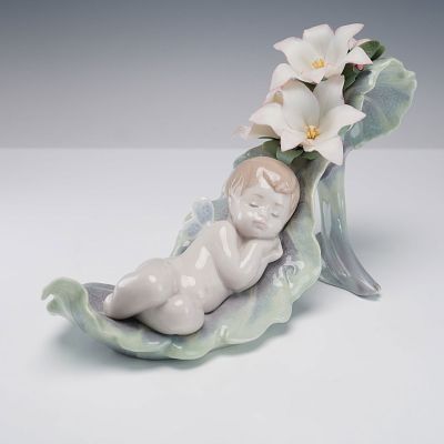 Lladro Porcelain Figurine, Dreaming On Dew Drops 1006787. A glazed porcelain figurine by Lladro 