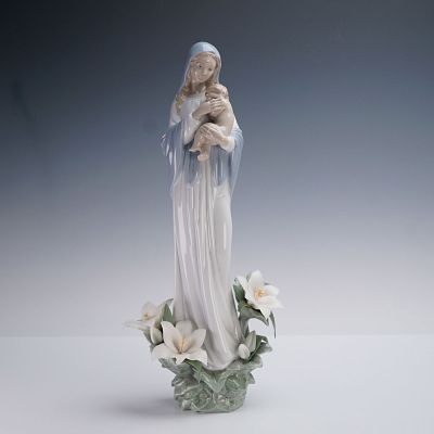 Lladro Porcelain Figurine, Madonna of the Flowers 01008322. Lladro porcelain figurine Madonna of 