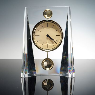 Seiko Quartz Lucite Pendulum Table Clock. Elegant Seiko quartz pendulum clock encased in a 