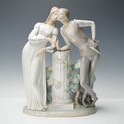 Lladro Porcelain Sculpture, Romeo and Juliet 01004750. Sculpture designed by Alfredo Ruiz 