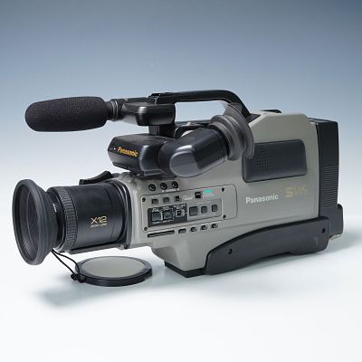 Panasonic VHS Movie System VW-SHM20 with Case. A full-size S-VHS camcorder designed for 