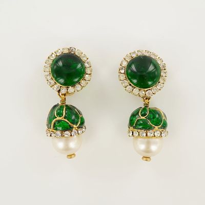 Chanel Green Gripoix Gold Tone Drop Clip Earrings. These earrings are designed with round green 