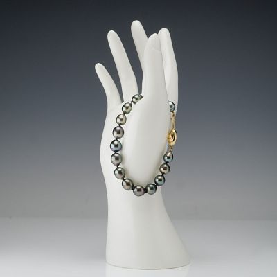 14K Gold Black Pearl Bracelet. This refined bracelet features lustrous black pearls showcasing 