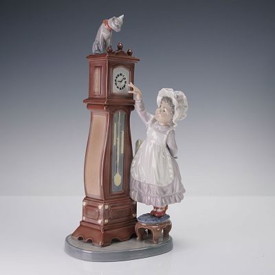 Lladro Porcelain Figurine, Bedtime 01005347. Figurine is depicting a young girl in nightdress 