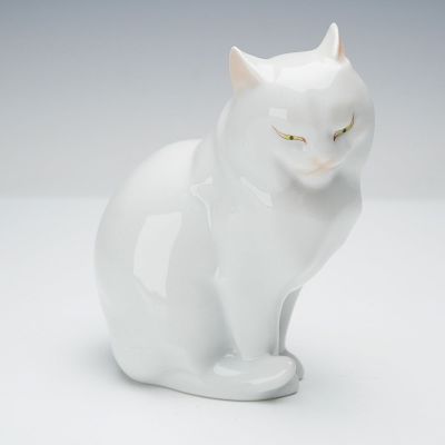 Herend Porcelain Figurine, Cat Sitting. A seated white cat is rendered in a smooth glossy white 