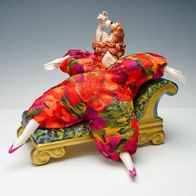 Poupee Millet Disney Lady and the Tramp Doll and Chaise Lounge. This vibrant two piece set 