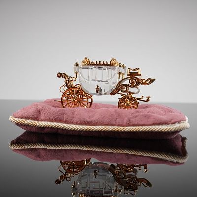 2 Swarovski Crystal Memories Journeys Carriage Figurine 220496 w/ Pillow. This is a 2pc 