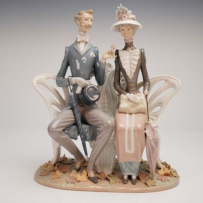 Lladro Porcelain Figurine 1274 Lovers in the Park. A single glazed porcelain figural group 