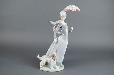Lladro Glazed Porcelain Sculpture Lady with Shawl 4914. This is a Lladro glazed porcelain 