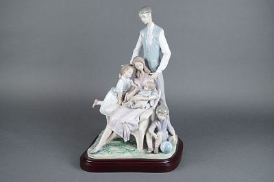 Lladro Limited Edition Portrait of a Family Figurine, Model 1805. A large glazed porcelain 